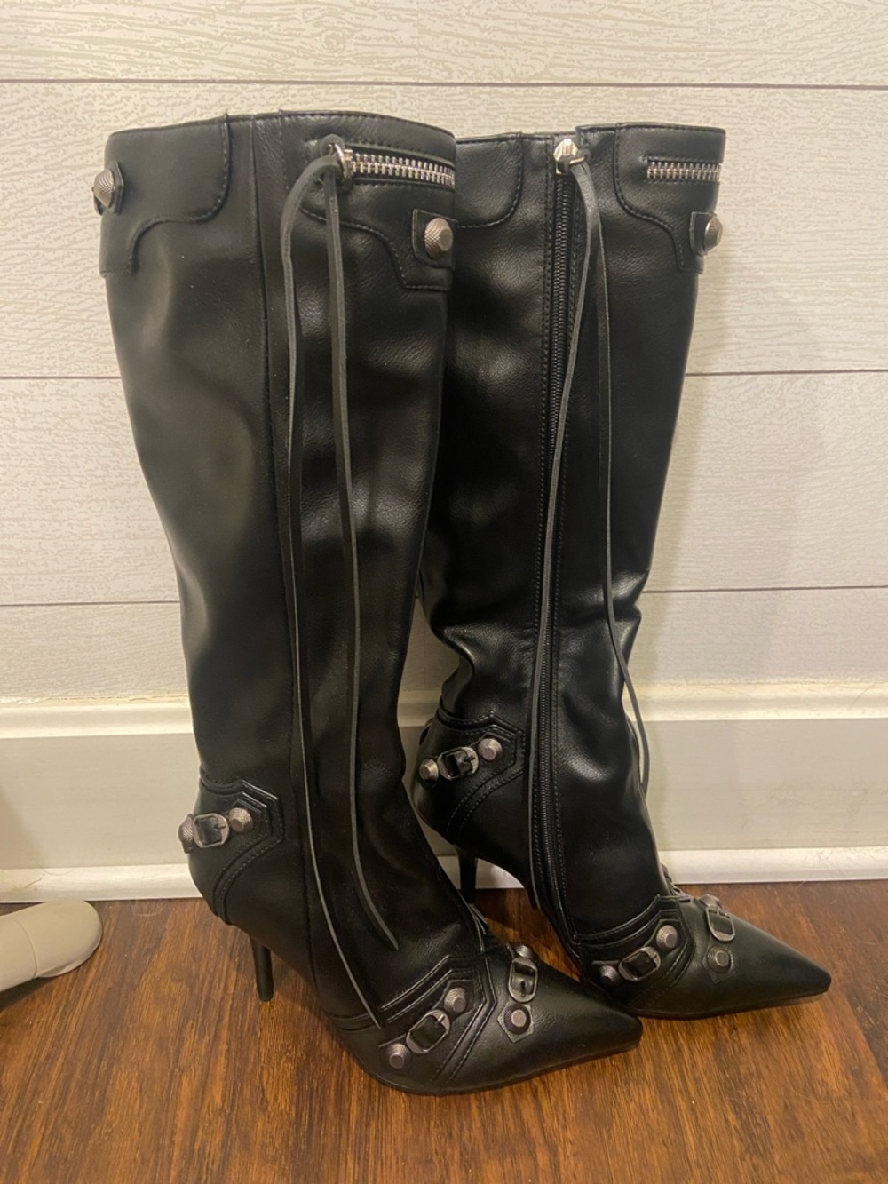 Black Leather Knee-High Pointed Toe Heeled Boots